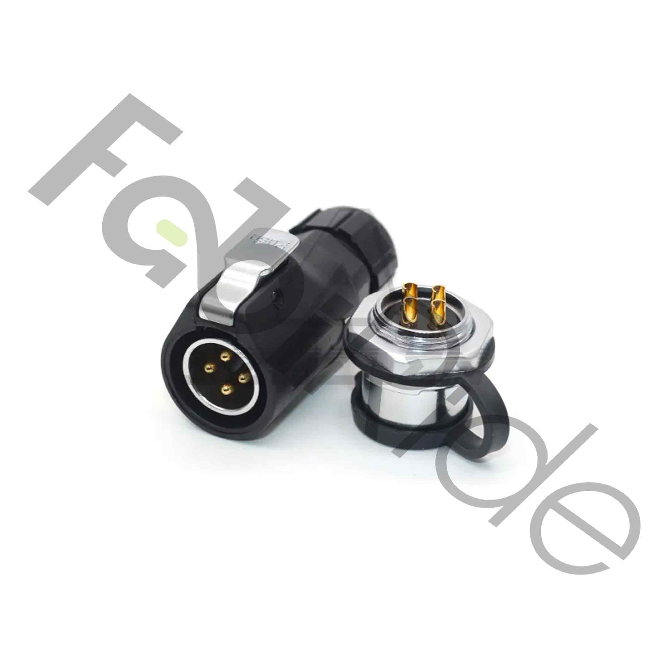 Apvalus juodas elektrinio motociklo įkrovimo lizdas ir kištukas su keturiais kontaktais baltame fone.