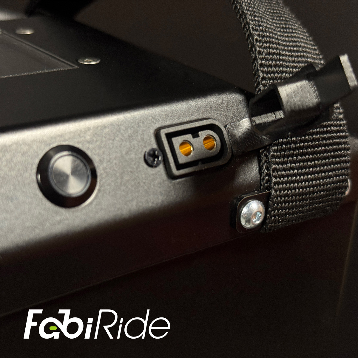 Juodas elektrinis krosinis motociklas su geltonais akcentais žalios sienos fone.