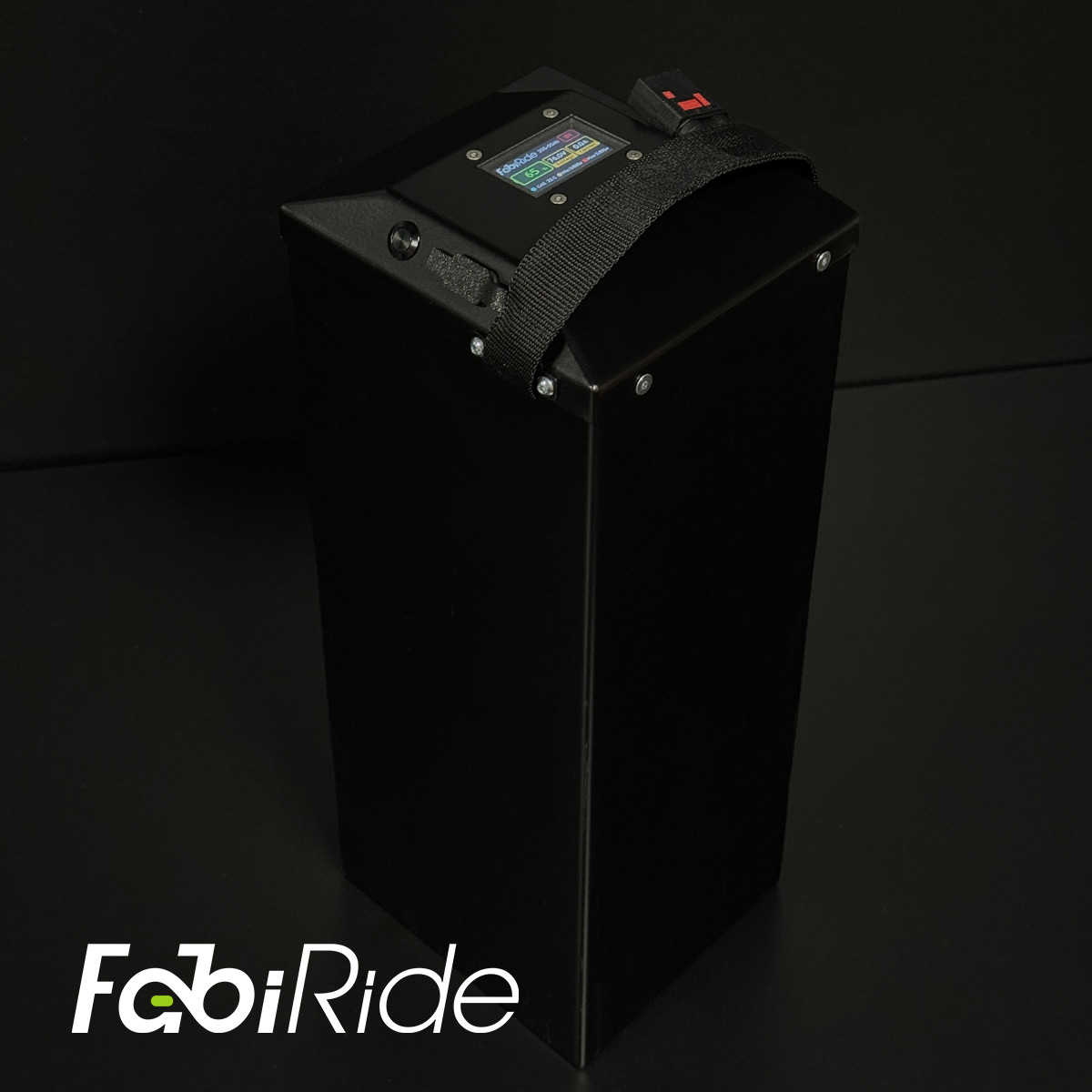 Juodas elektrinis krosinis motociklas su geltonais akcentais žalios sienos fone.