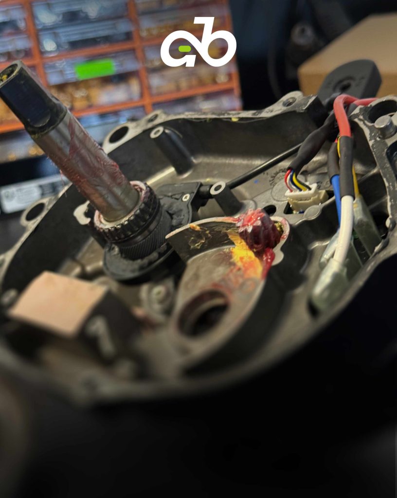 Nahaufnahme des E-Bike-Motors (Motor) mit sichtbarer Verkabelung und Komponenten für die Reparatur.