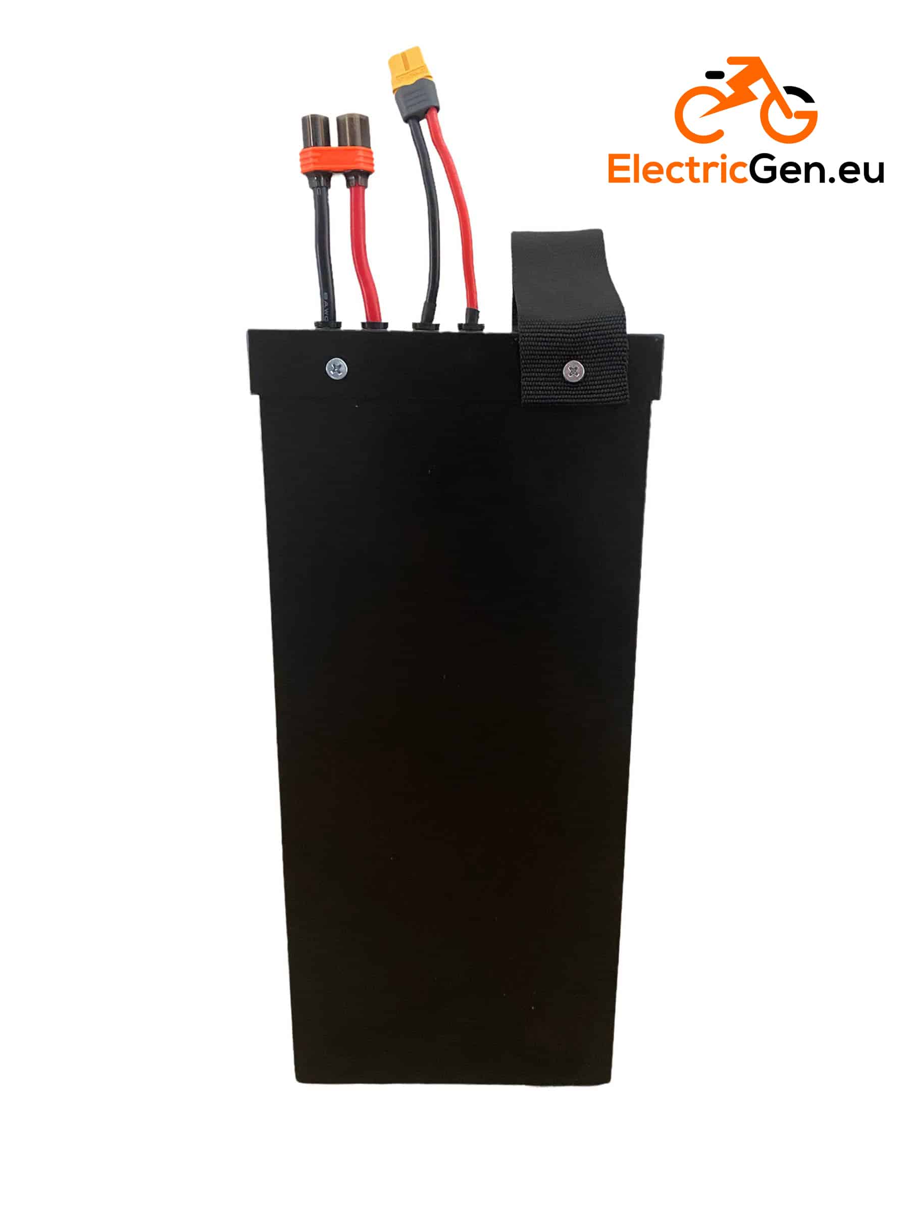 Aukštas juodas elektrinio motociklo akumuliatorius su iš viršaus išeinančiais laidais ir nešiojimo dirželiu.