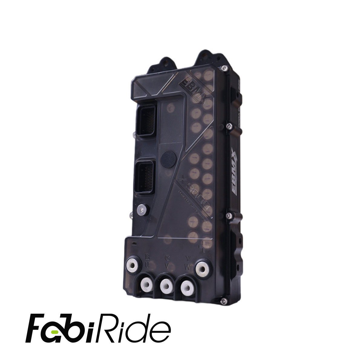 Juodas elektrinis krosinis motociklas su geltonais akcentais žalios dirbtinės žolės sienos fone.