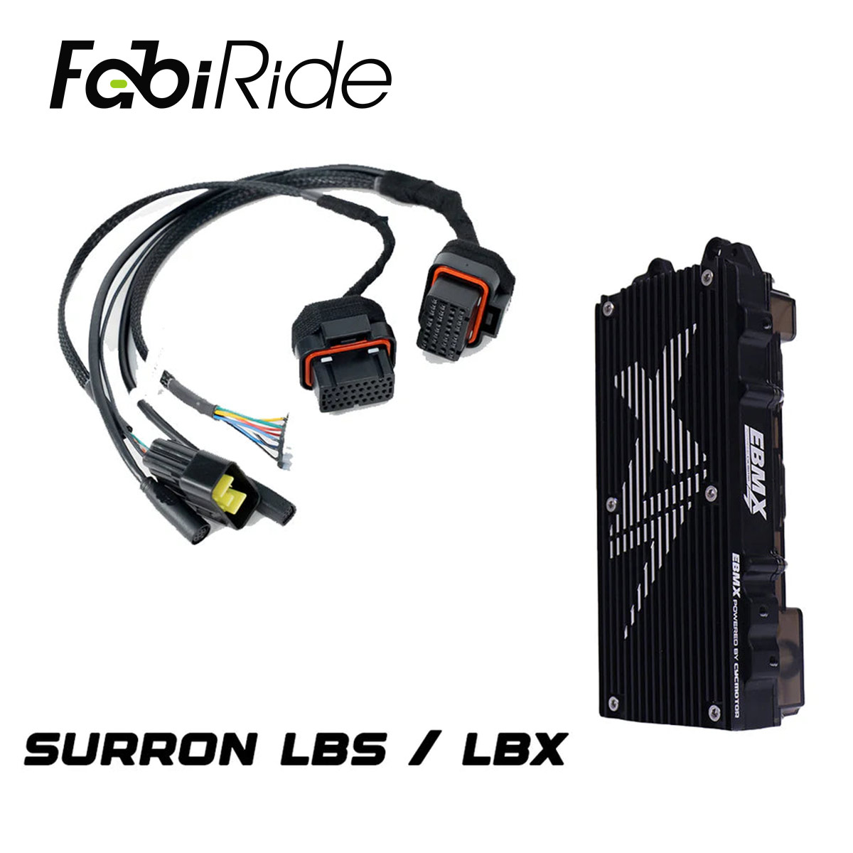 Juodas elektrinis krosinis motociklas su geltonais akcentais žalios dirbtinės žolės sienos fone.