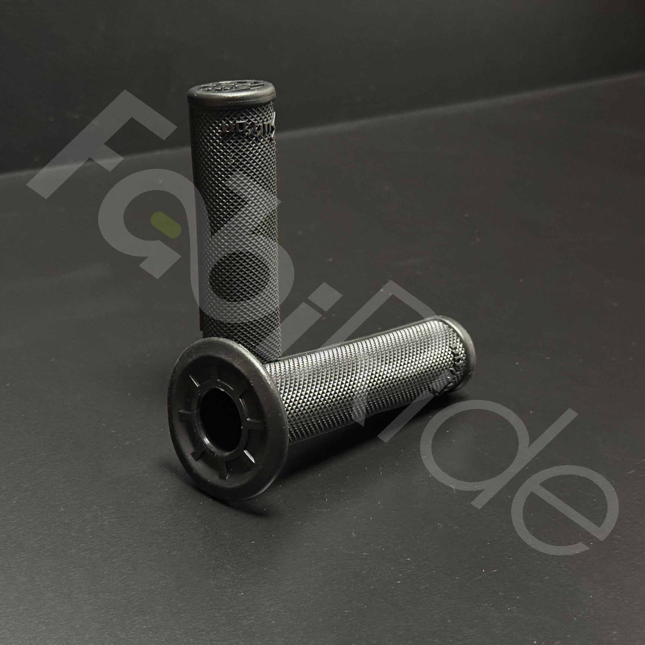 Motociklo vairo rankenos Sur-Ron / Talaria 22,2 mm (7/8"), komplektas ant balto fono