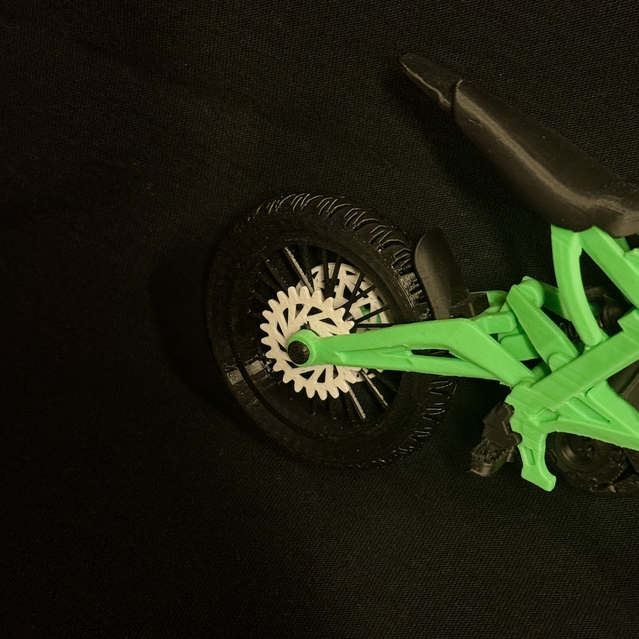 SurRon Mini 3D žalias – galinio rato ir žvaigždutės detalė