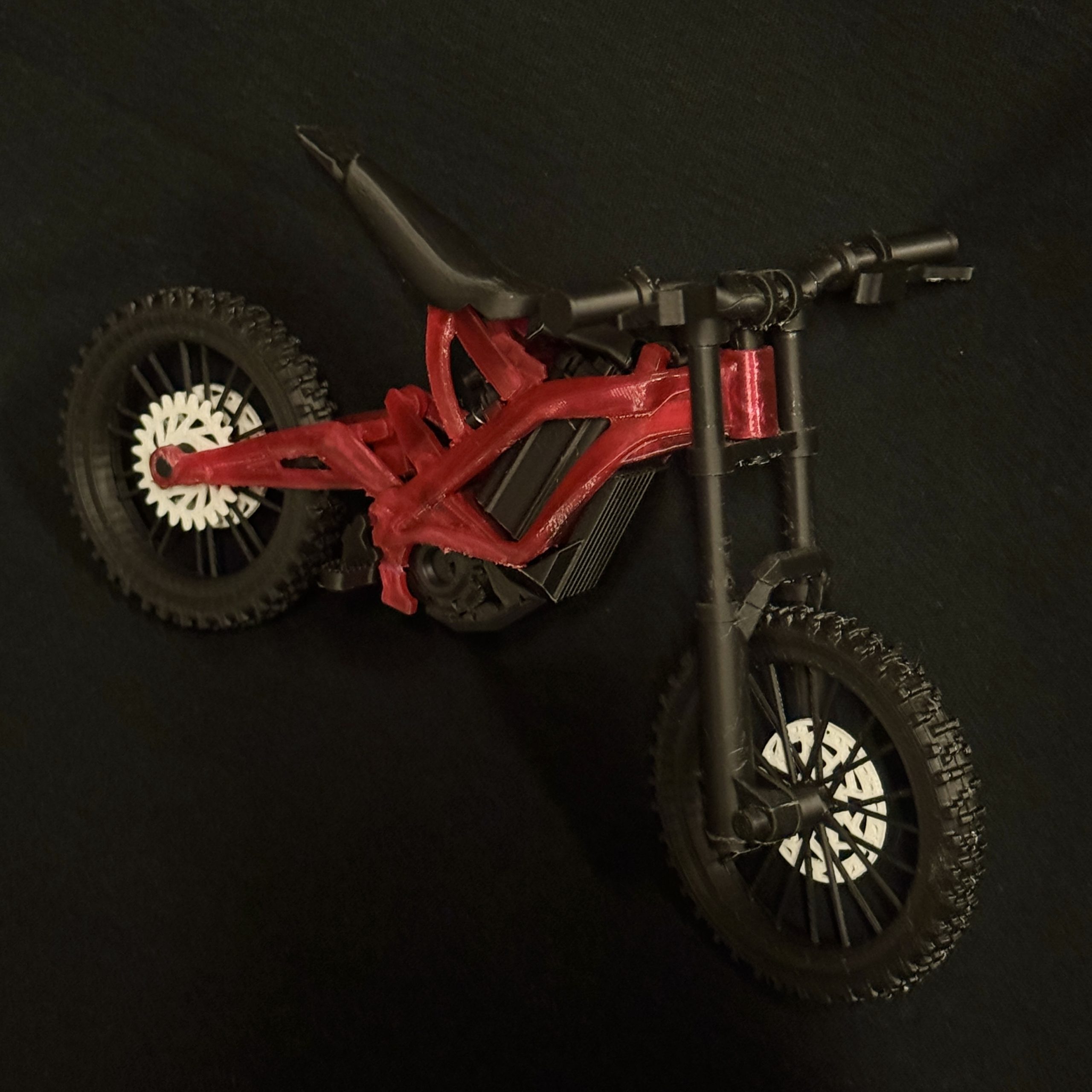 SurRon Mini 3D raudonas motociklo modelis iš viršaus