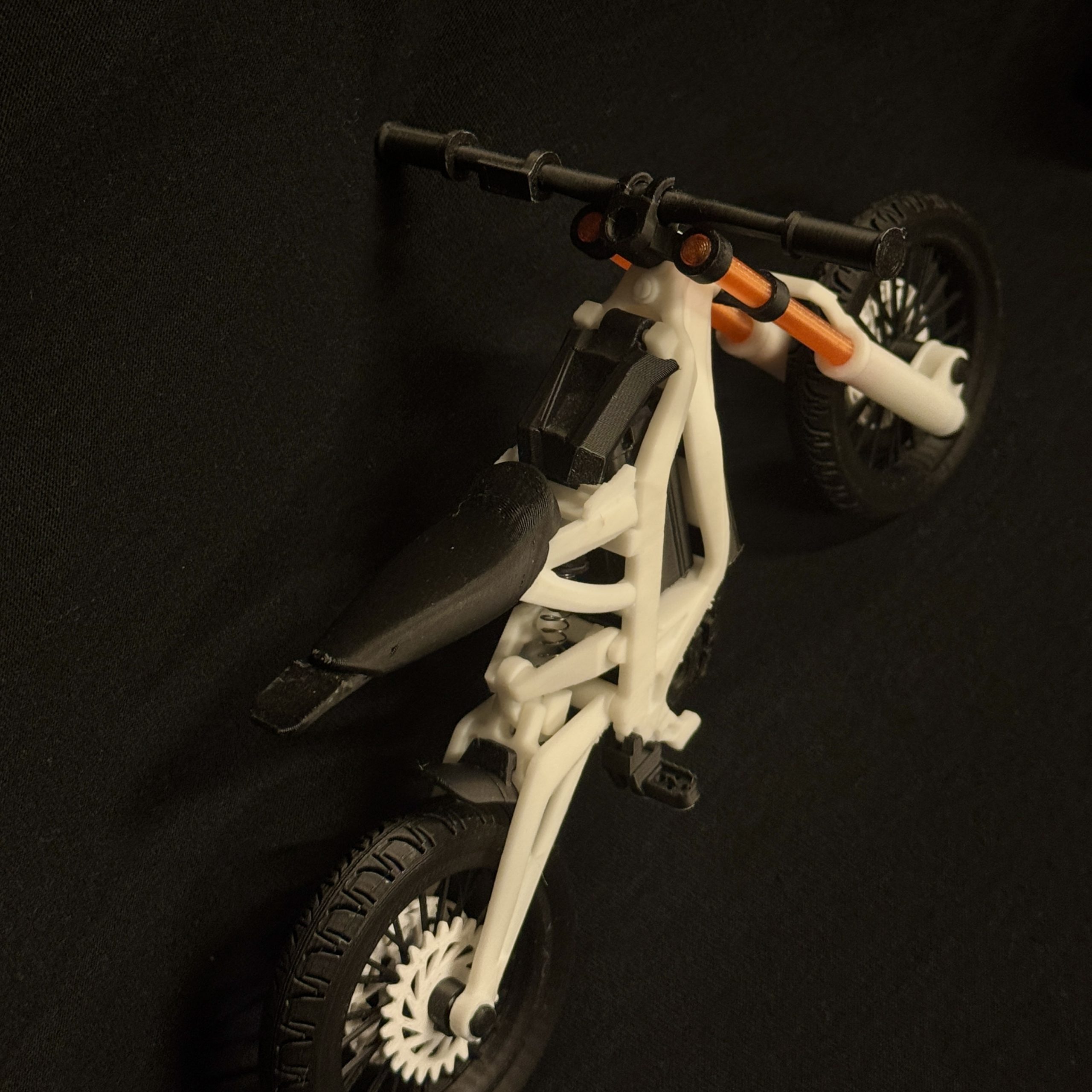 SurRon Mini 3D baltas – galinis trijų ketvirčių vaizdas