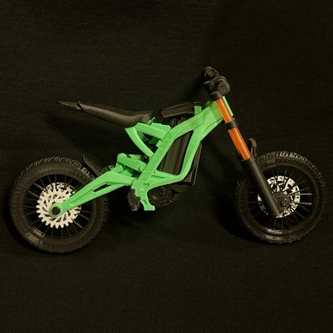 SurRon Mini 3D žalias motociklo modelis iš šono