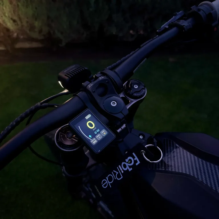 FabiRide Dash Pro Display am Lenker eines E-Bikes mit Live-Geschwindigkeit