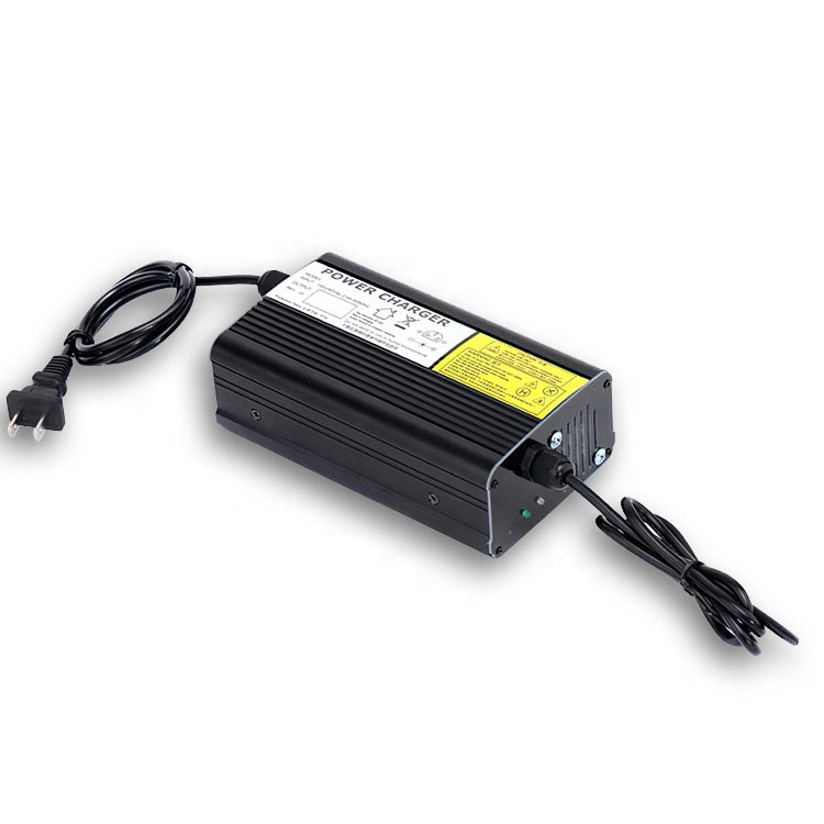 Pakrovėjas 72V 4A elektrinio paspirtuko akumuliatoriui, korpuso ir ventiliatoriaus grotelių vaizdas