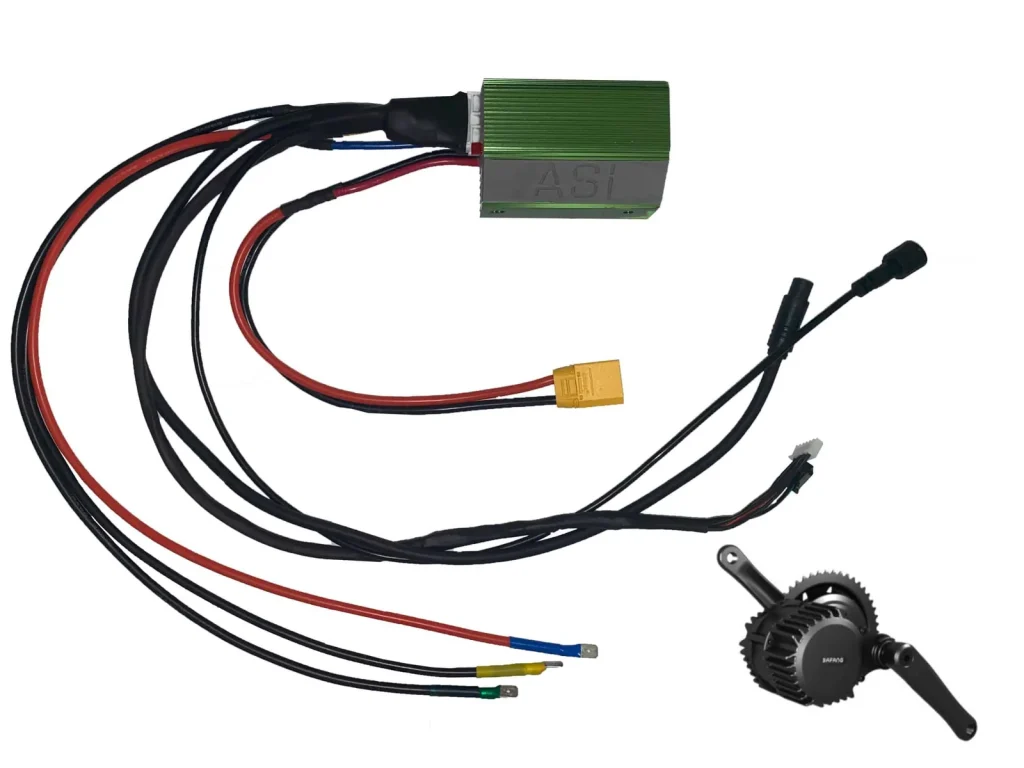 ASI BAC855 BBSHD Controller Upgrade Kit: der Controller, der Kabelbaum mit den Steckern von Bafang und das Akkukabel mit XT90, neben einem Bafang BBSHD Motor